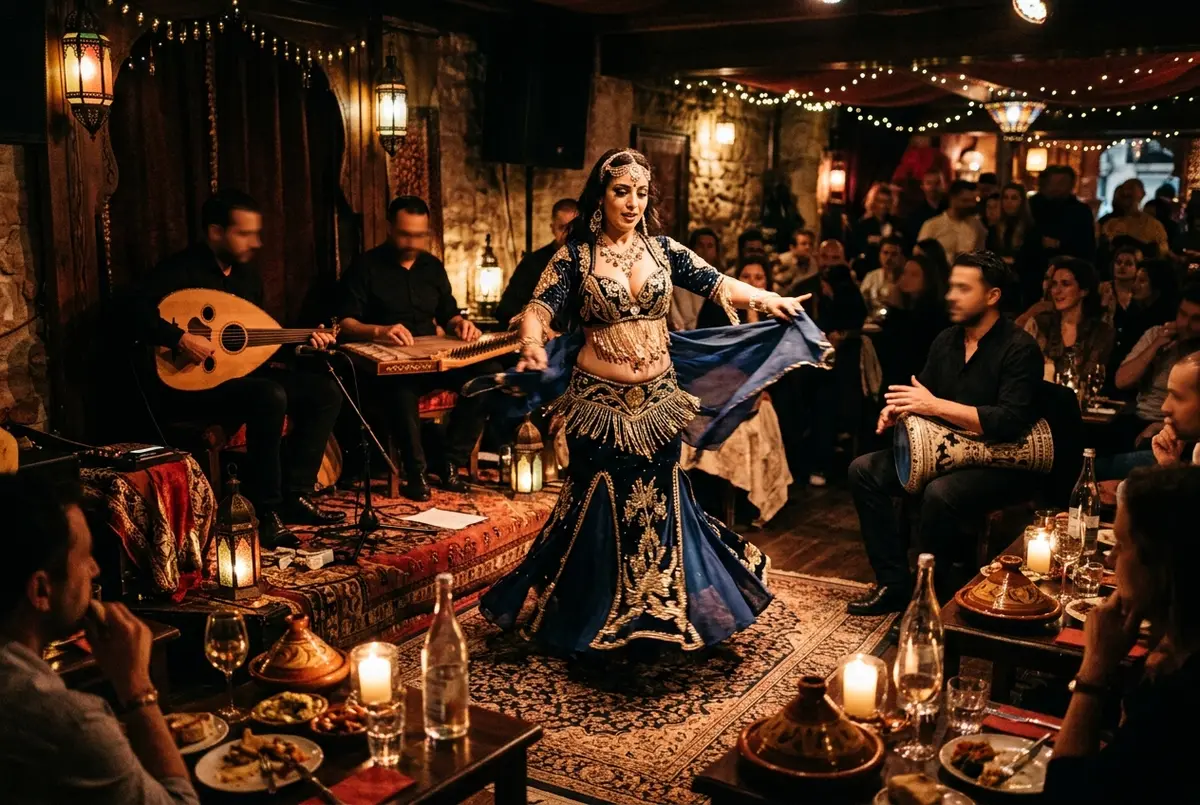 Scène de cabaret oriental paris avec danseuse en costume traditionnel et musiciens live dans une salle de restaurant tamisée, ambiance de soirée orientale et maghrébine