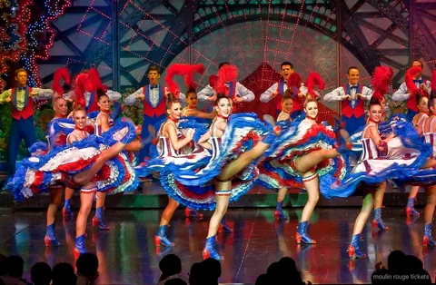 Biglietti per lo spettacolo del Moulin Rouge con servizio champagne a un tavolo da cabaret a Parigi