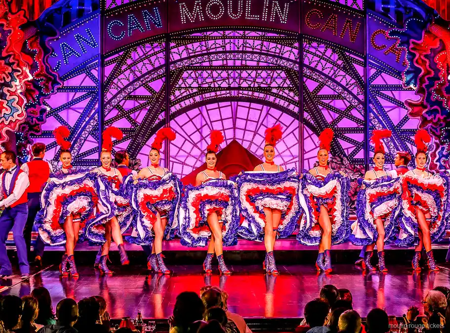 Fila del French Cancan con gonne tricolori sotto l'insegna luminosa Moulin, biglietti Moulin Rouge
