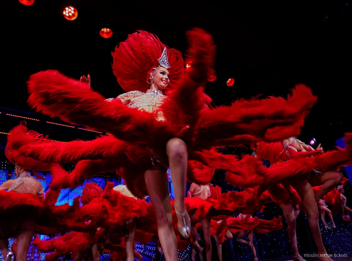 Ballerine che fanno roteare grandi ventagli di piume rosse, biglietti cena e spettacolo Moulin Rouge