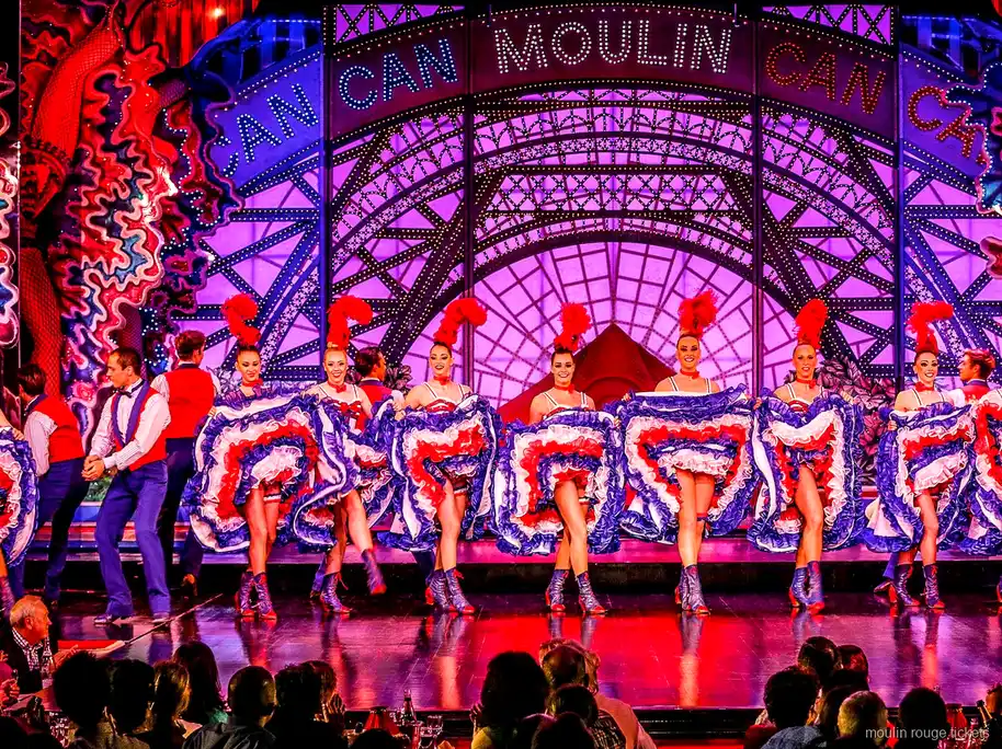 Bailarinas de French cancan con faldas de volantes bajo el rótulo Moulin Can Can, el show de las entradas Moulin Rouge