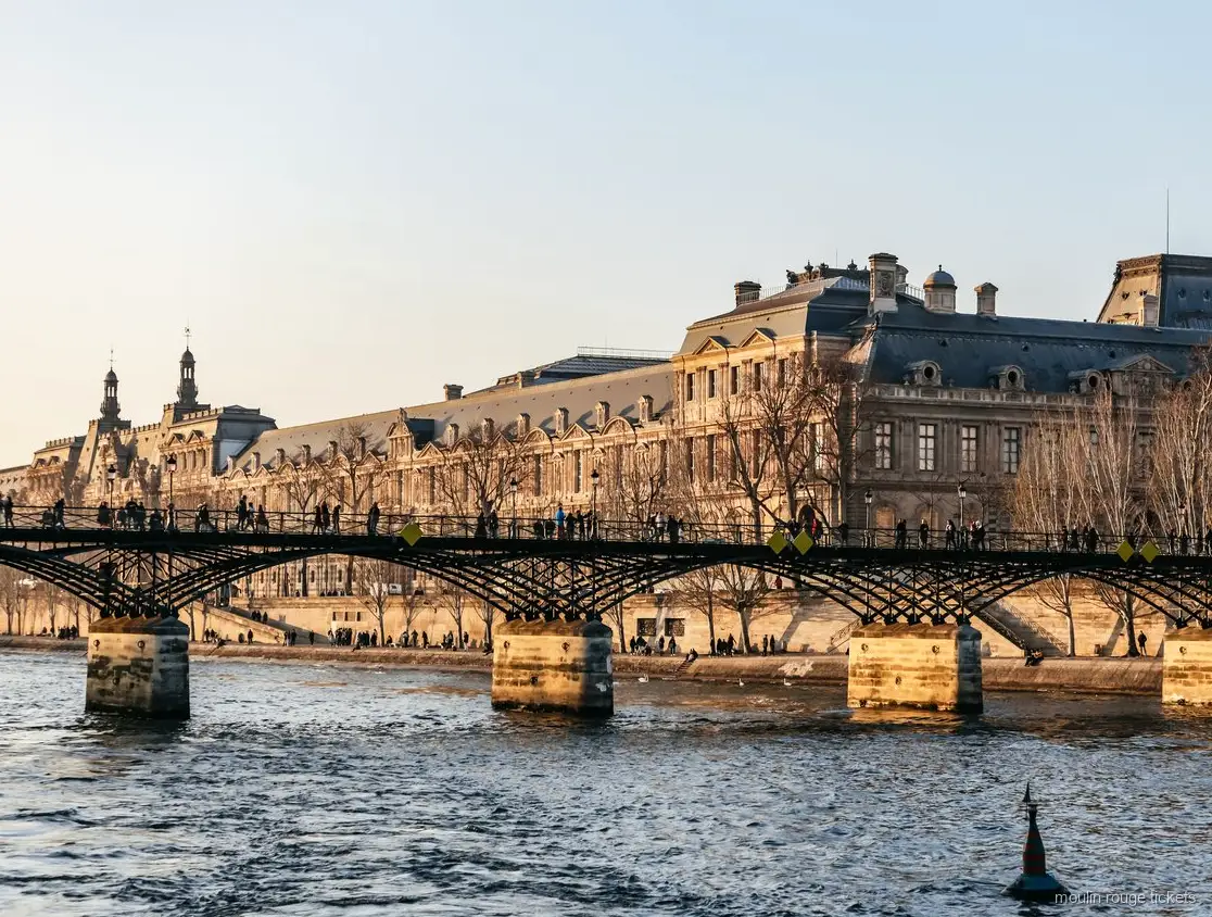 Le pont des Arts et le Louvre vus depuis la Seine au coucher du soleil, croisière et billets Moulin Rouge