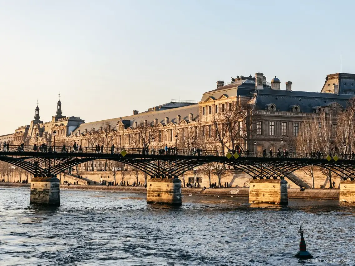 Pont des Arts e o Louvre vistos do Sena ao pôr do sol, cruzeiro combinado com bilhetes Moulin Rouge