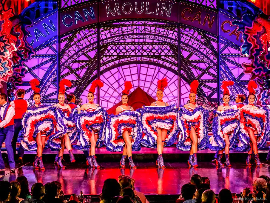 Danseuse de cancan en grand écart sauté, jupon bleu à volants, avec son partenaire, dîner spectacle Moulin Rouge