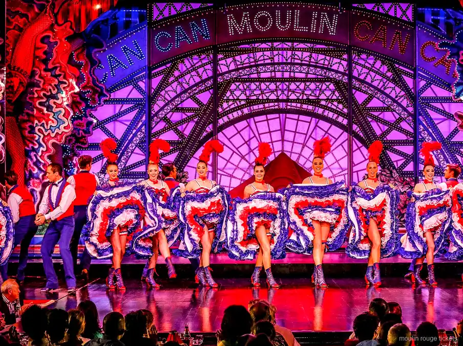Danseuses de French cancan en jupons à volants sous l'enseigne Moulin Can Can, le show des billets Moulin Rouge