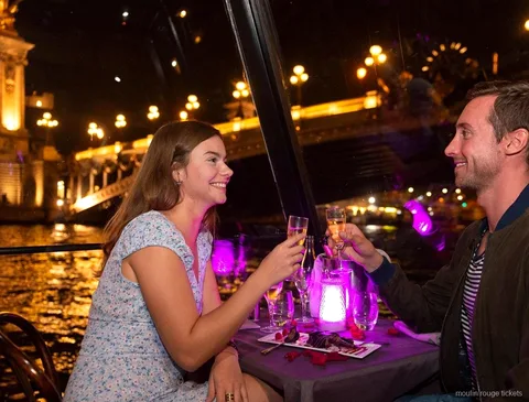 Stel proost met champagne tijdens een avonddiner op de Seine, voorafgaand aan de show met Moulin Rouge tickets