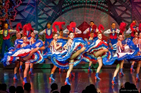 Entrades Moulin Rouge amb servei de xampany en una taula de cabaret a Paris