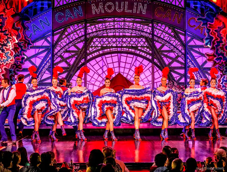Dançarina de cancã em salto espacate com saia azul de babados e parceiro, jantar e show Moulin Rouge