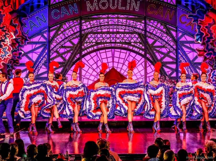 Tancerka kankana w szpagacie w powietrzu w niebieskiej spódnicy z partnerem, bilety Moulin Rouge z kolacją