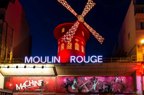 Bilety na kolację, spektakl i powrotny transport Moulin Rouge z szampanem w Paryżu