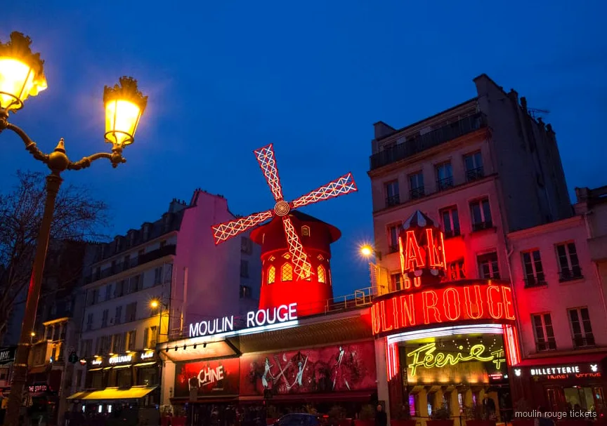 Moulin Rouge biljetter med champagne och returbusstransport i Paris