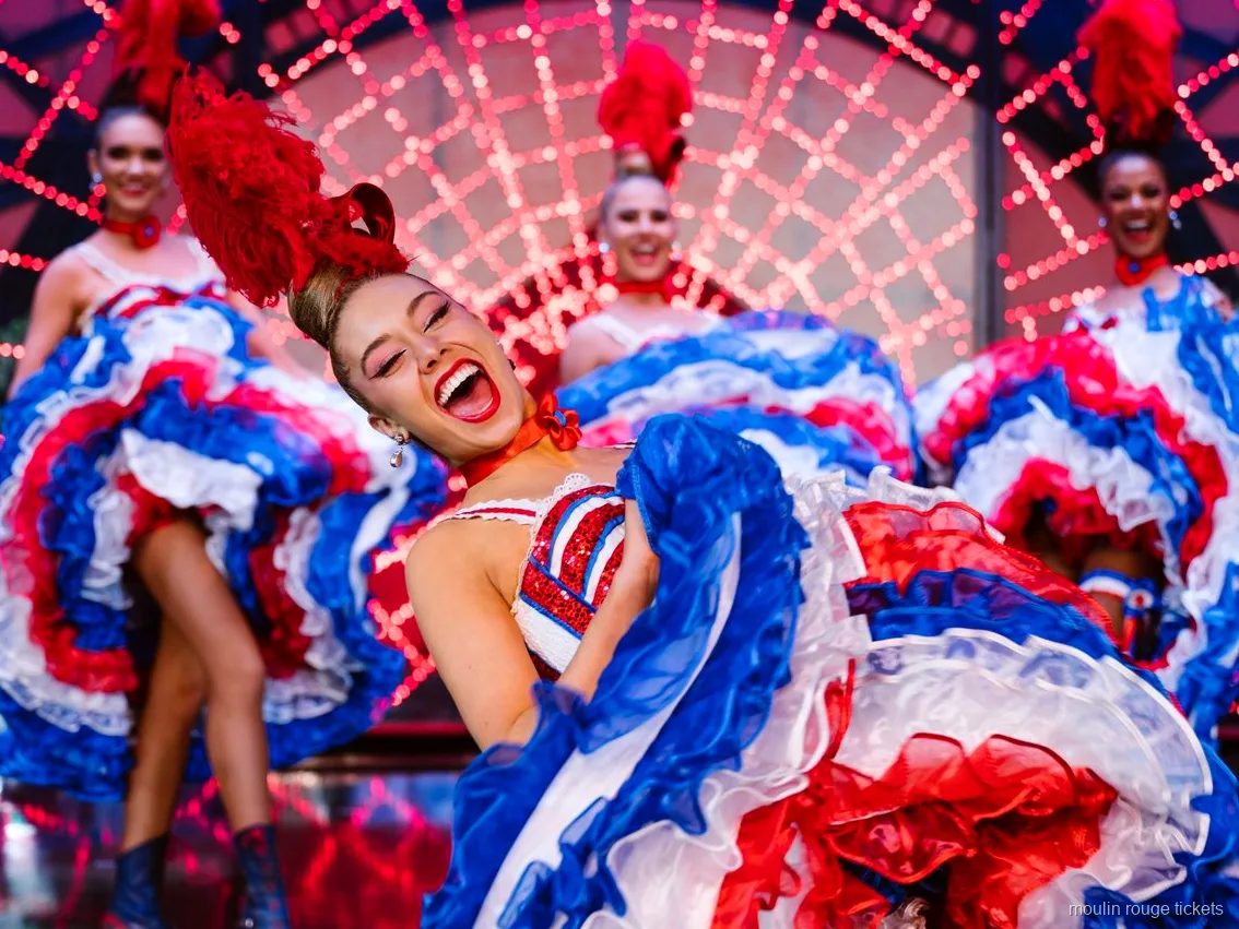 Skrattande cancandansare med röd, vit och blå volangkjol, Moulin Rouge dinner show-biljetter