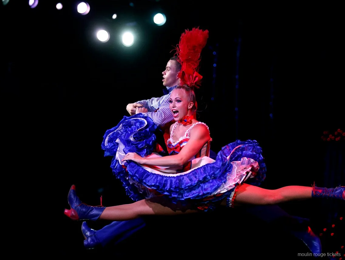 Publik framför French Cancan-raden under den lysande Moulin-skylten, Moulin Rouge dinner show-biljetter