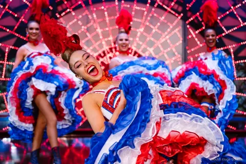 Moulin Rouge dinner show kaarten met driegangen Frans menu in Parijs