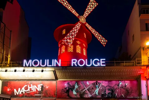 Moulin Rouge Dinner Show Tickets mit Champagner und Rückfahrt in Paris