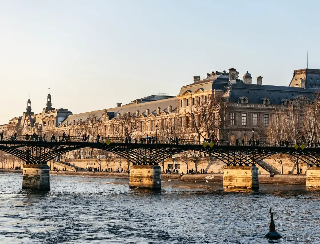 Pont des Arts i Luwr widziane z Sekwany o zachodzie słońca, rejs połączony z biletami Moulin Rouge