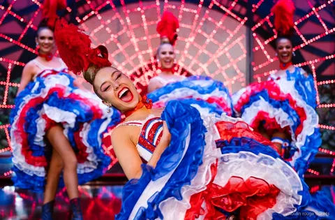 Moulin Rouge dinner show-billetter med en tre-retters fransk menu i Paris