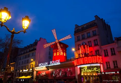 Moulin Rouge tickets met champagne en busvervoer terug in Parijs
