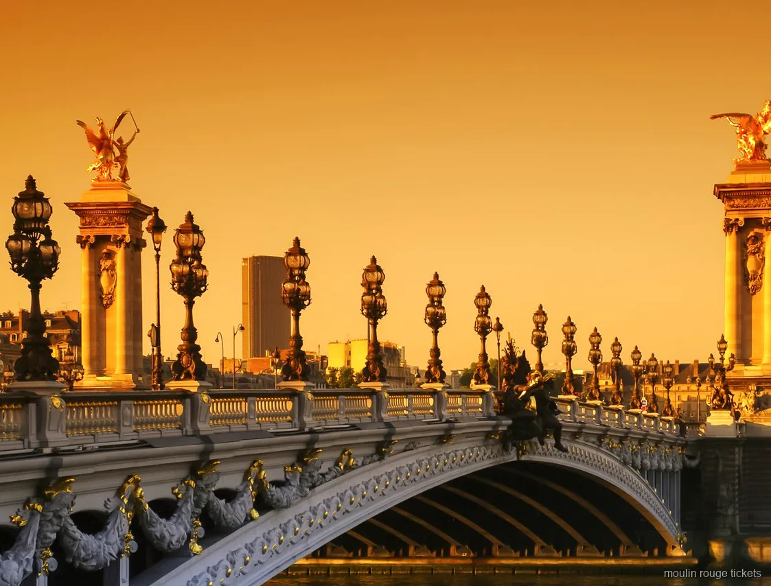 Pont Alexandre III met vergulde beelden en sierlijke lantaarns bij zonsondergang, gezien op de tour met Moulin Rouge tickets