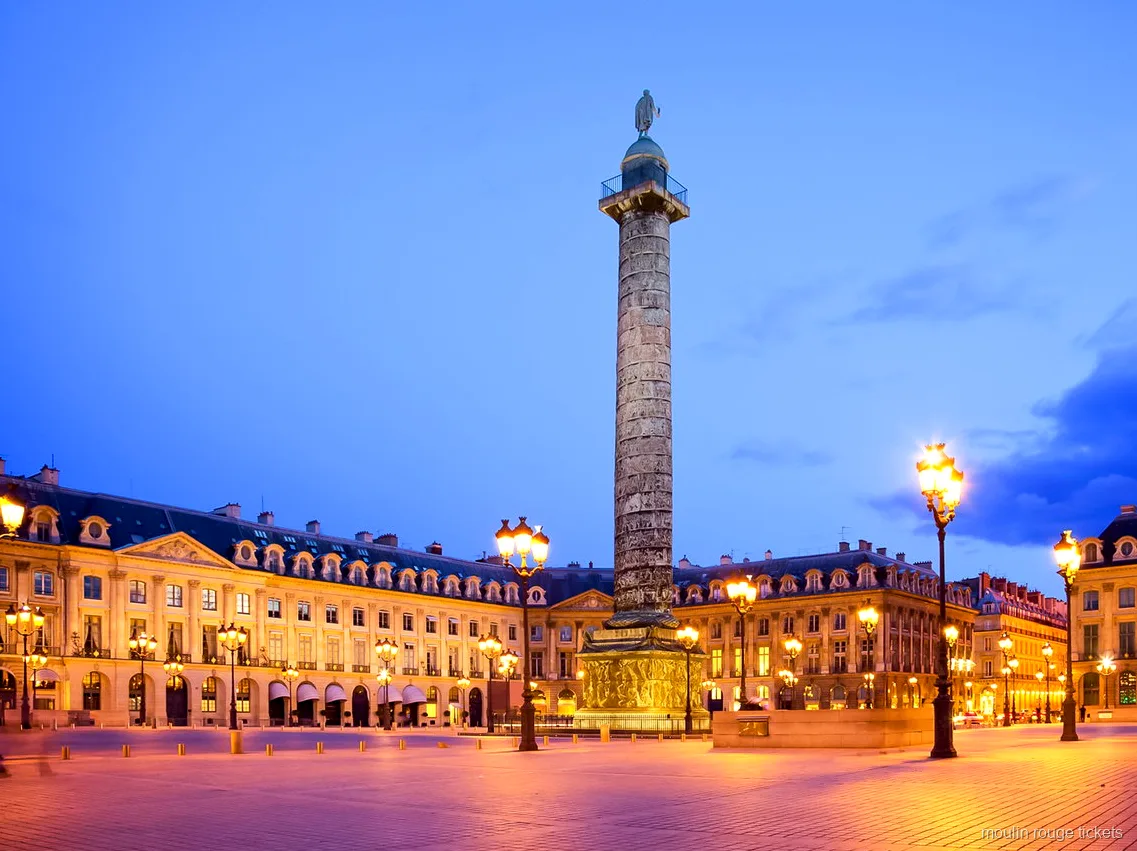 Place Vendôme i skymningen med den höga kolonnen och tända gatlyktor, ett stopp på turen med Moulin Rouge-biljetter