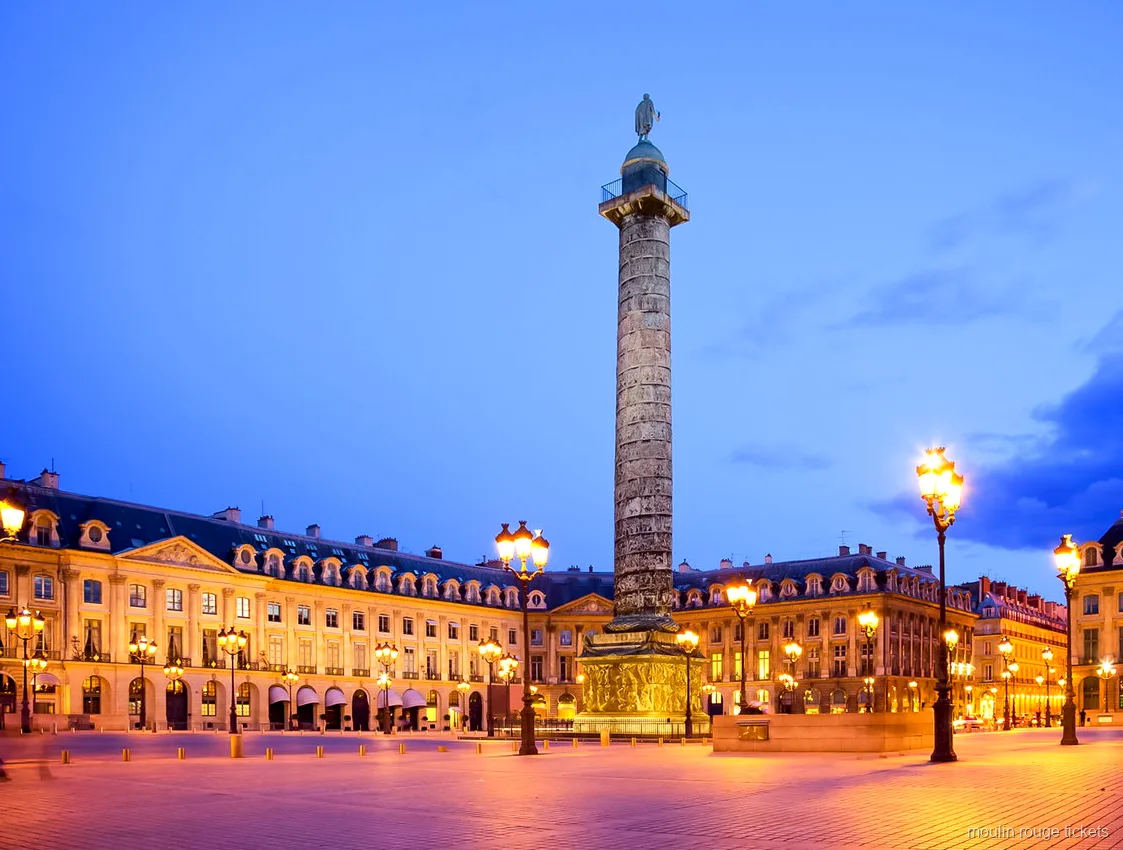 Place Vendôme i skumringen med den høje søjle og tændte gadelygter, et stop på turen med Moulin Rouge billetter