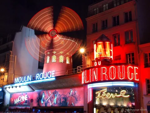 Evening Paris sightseeing coach tour combined with Moulin Rouge show tickets
