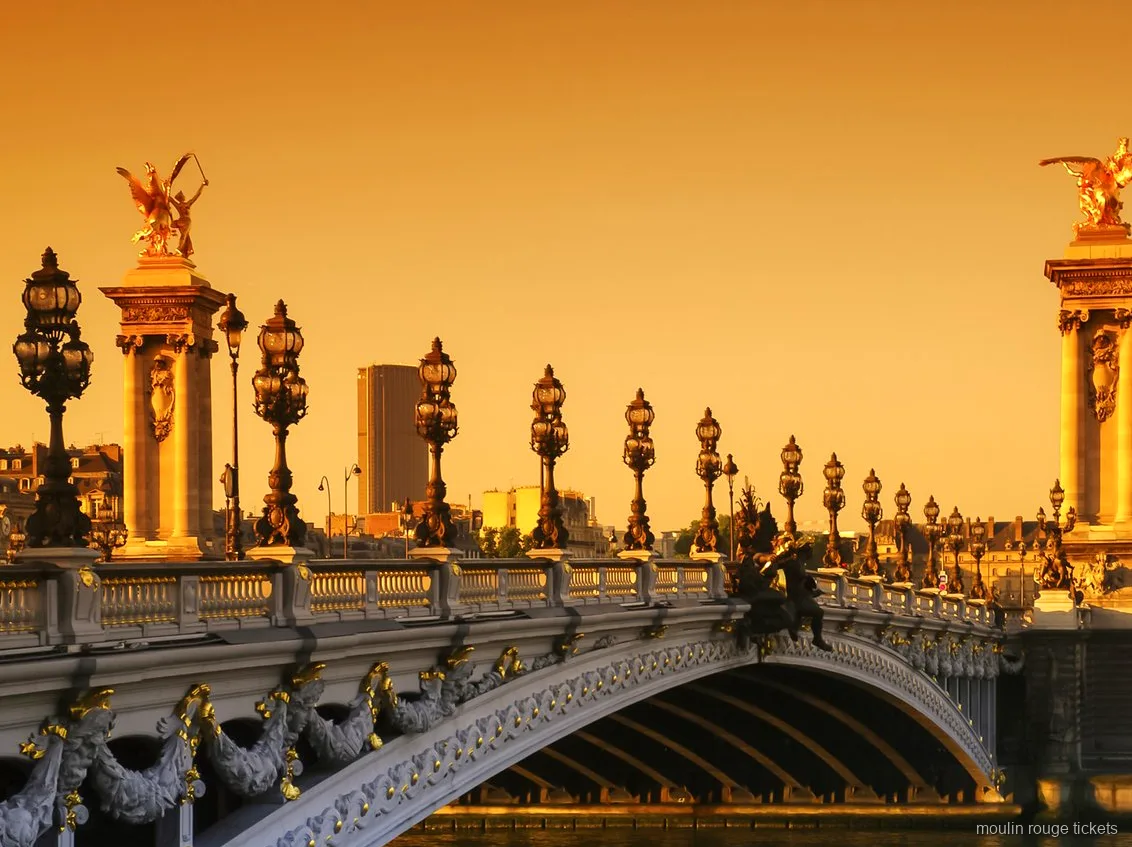 Gün batımında yaldızlı heykelleri ve süslü fenerleriyle Pont Alexandre III, Moulin Rouge biletleri ile Paris turu