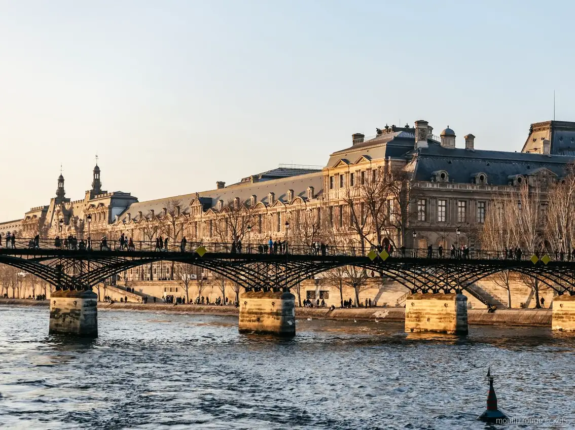 Pont des Arts och Louvren sedda från Seine vid solnedgång, båttur kombinerad med Moulin Rouge biljetter