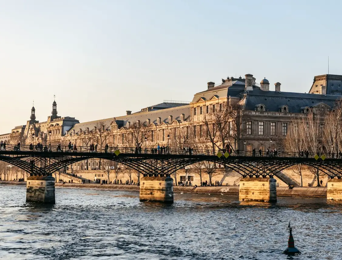 Gün batımında Sen nehrinden Pont des Arts ve Louvre, Moulin Rouge biletleriyle birleşen tekne turu