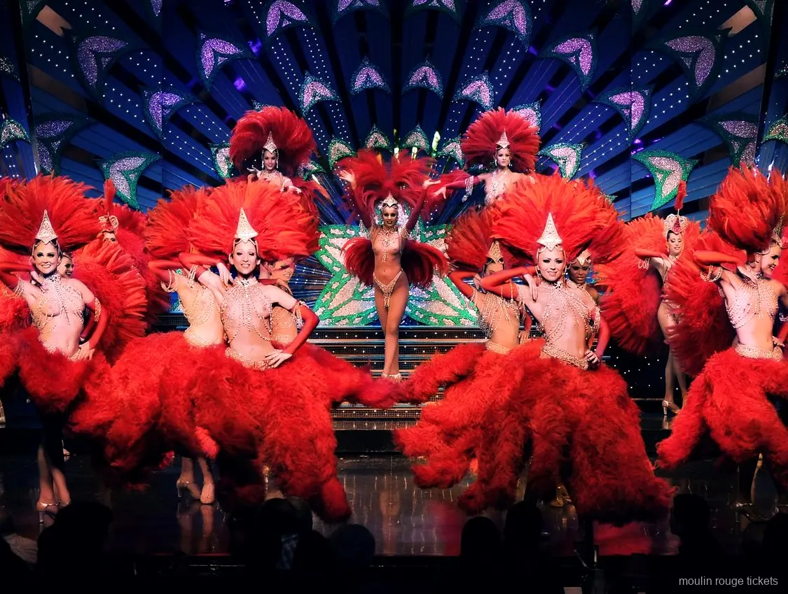 Ballarines amb plomes vermelles i tocats brillants a l'escenari, l'espectacle que veus amb les entrades al Moulin Rouge