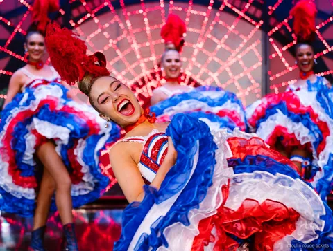 Ballarina de cancan rient amb faldilla de volants vermella, blanca i blava, sopar espectacle Moulin Rouge
