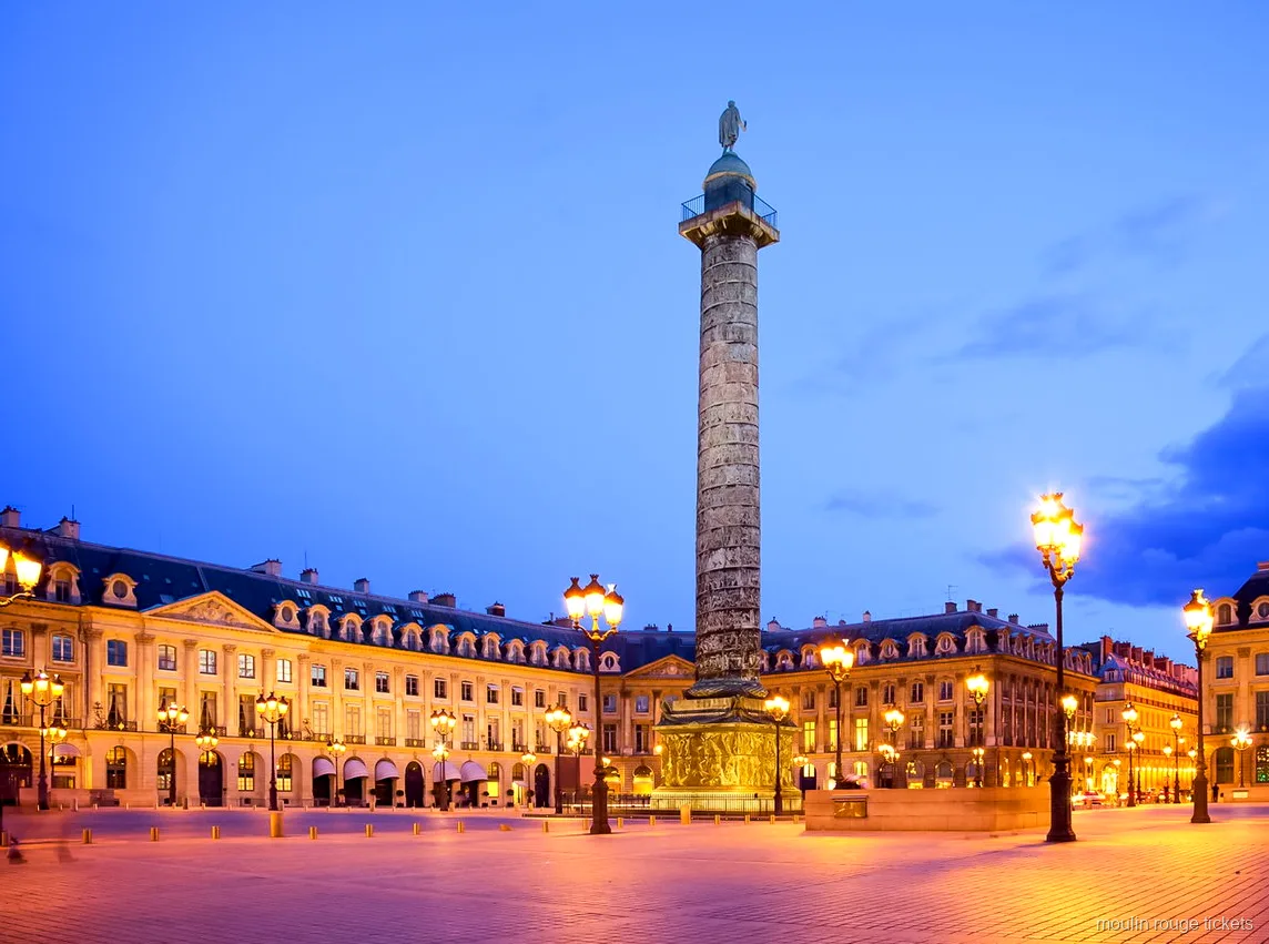 Plaça Vendôme al capvespre amb la columna central i fanals encesos, parada del tour amb entrades al Moulin Rouge