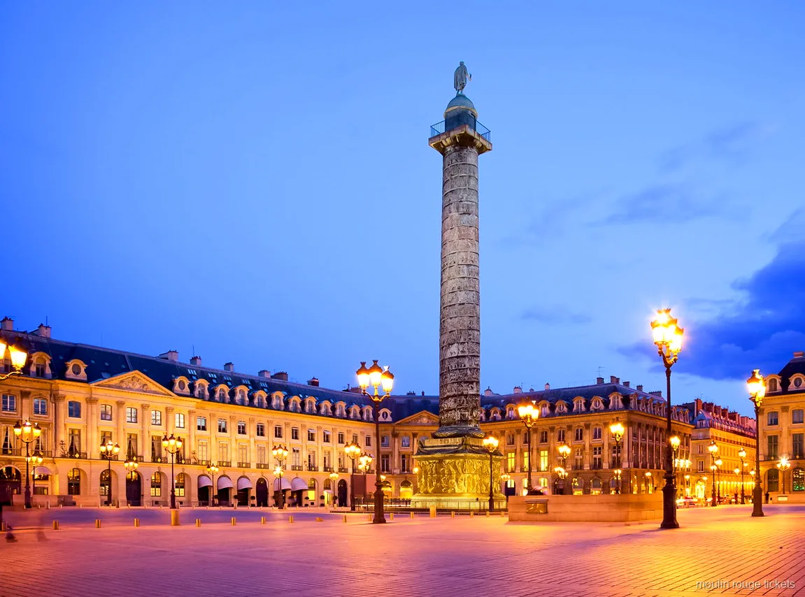 Place Vendôme ao entardecer com a coluna e os postes acesos, parada do passeio com bilhetes Moulin Rouge
