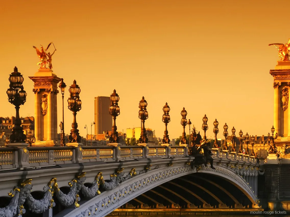Puente Alejandro III con estatuas doradas y farolas ornamentadas al atardecer, vista del tour con entradas Moulin Rouge