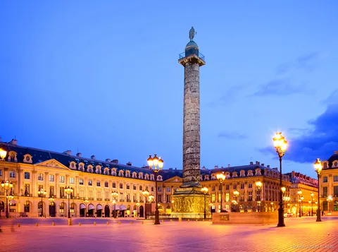 Place Vendôme al tramonto con la colonna e i lampioni accesi, tappa del tour con biglietti Moulin Rouge a Parigi